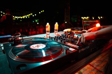 Hip hop parti dj müzik ve çizikler vinil kayıtlar gece kulübünde sahnede çalıyor. Profesyonel DJ ses cihazı kullanılıyor. Müzik parçaları techno olay Club remix. Retro dönüş tablo oyuncu