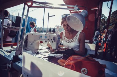 Moskova - 8 Ağustos, 2015: Festivali ve dantel 2015 Faces ünlü Gorki Park adlı gerçekleşti ve markalar yüzlerce ve binlerce genç toplandı