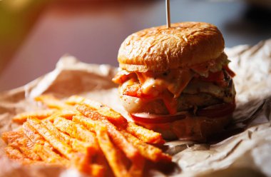 Hamburger biftek et pirzola ile fast food restoran tabakta servis