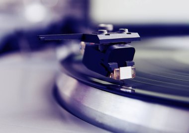 Pikap analog vinil disk müzik ile oynarken pikap. İğne odaklanmak.