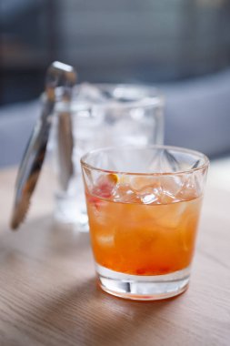 Lezzetli uzun portakal suyu ile bir içki. Tekila sunrise kokteyl Restoran. Serinletici içeceklerin keyfini çubuk 