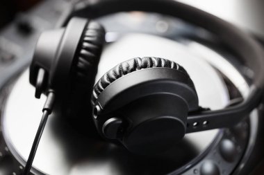 Cd müzik disk oynatıcı stüdyo, etkinlik, konser için Dj. üst sınıf ses ekipmanları için kulaklıklar. Yaygın olarak kullanılan profesyonel DJ '. Makro, yakın