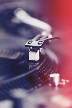 Pikap vinil plak çalar, analog ve dijital müzik Dj için analog ses teknolojisi. Yakın, makro için profesyonel stüdyo cihazları