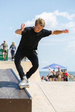 Odessa - 24 Ağustos, 2017: agresif In-Line buz pateni yarışması açık skate park doğa sporları olay.