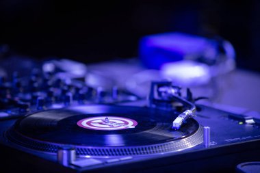 Kiev-11 Temmuz, 2018: Retro Technics Sl 1210 turntable Kur hip hop dj gece kulübü için. Vinil kayıtlar çizilmemesi için profesyonel kulübü djs donatım. Raylara rap konseri canlı vinyls ile remix