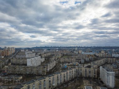 Kiev, Ukrayna - 31 Ocak, 2018: Kiev Obolon alan havadan görünümü dron'un yüksek çözünürlükte vurdu. Ukraynalı baskente yüksek noktadan yüksek kaliteli fotoğraf. Bulutlu mavi kış gökyüzünde Avrupa