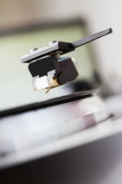 Müzikal vinil kaydı ile pikap oyuncu. Retro Tema.