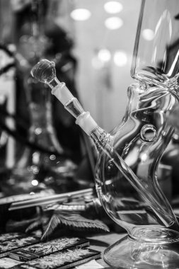 Genoa, İtalya - 12 Ekim, 2018: Ganja dükkanını satmak yasal esrar, cam nargile borular ve aksesuarlar, sigara ot. Yasal hafif uyuşturucu deposunda yakın çekim