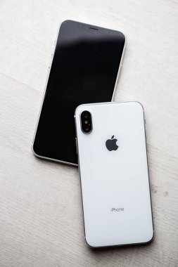 Mariupol, Ukraine - 27 Ekim, 2017: yeni Iphone X modeli yakın çekim. Modern hareket eden telefon ile değmek perde ve çift kamera lens. Trendy Apple Iphone 10 durum