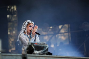 Moskova - 7 Haziran, 2016: ünlü şarkıcı Abra Lastochka açık hava Müzik Festivali'nde konser.