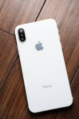 Mariupol, Ukraine-25 Ekim, 2017: Akıllı telefon modeli x yeni iphone. Trendy beyaz iphone 10 modeli. Modern cep telefonu modeli makro. Çift fotoğraf kamera lens arka