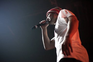 Moskova - 7 Aralık, 2015: Max Korzh büyük konser Stadyumu canlı gece kulübünde