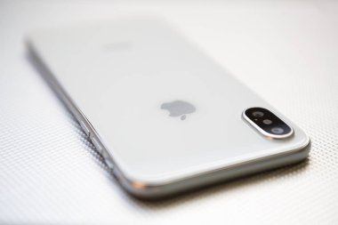 Kiev, Ukrayna-19 Eylül, 2018: Yeni Iphone Xs kadar Kapat'modeli. Akıllı telefon ile çift kamera, cam arka panel ve sonsuz ekran en yeni Apple beyaz ve silve. Trendy smartphone aygıt kopya