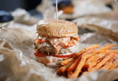 Havuç dilimleri ile büyük lezzetli burger odaklanmak kapatın. Yağlı ve lezzetli fast food restoran ama sağlıksız. Burger Cafe menü. Füme domuz eti ile büyük füme hamburger keyfini çıkarın 