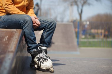 Oturuyor ve profesyonel aşırı inline paten bileme ve atlama hileler için - yapılmış giyen skatepark patenci. Tehlikeli spor gençlik ve gençler arasında popüler. 