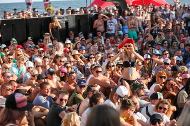 Odessa, Ukrayna-21 Ağustos, 2017:Summer festival kalabalık Sahil partisi. Gençlerin büyük seyirci zevk gençlik olay Zgames Black Sea beach