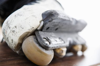 Moskova - 23 Mart, 2017: agresif inline paten aşırı paten için. Kullanılan ve inç - line paten buz pateni dublör için çizik: eziyet raylar, çıkıntıları ve hileler skate park havada atlama