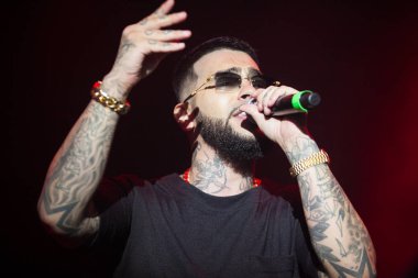 Moskova - 29 Mayıs, 2015: popüler Rus hip hop şarkıcıları L'One ve Timati gece kulübünde büyük konser. Ünlü rapçi canlı müzik kulübünde sahnede ayarla gerçekleştirme. Sahne sanatları olay