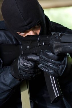 siyah maske ile silah hedefleme yılında trooper