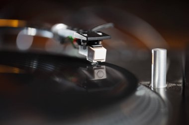 Pikap vinil plak çalar, analog ve dijital müzik Dj için analog ses teknolojisi. Yakın, makro için profesyonel stüdyo cihazları