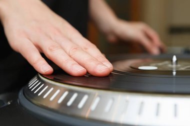 DJ scratch vinil kaydı pikap müzik ile oyuncu kayıtları. Pikaplar vinyl disk odak. Gece kulübünde dj ses cihazı müzik çalmak. Yakın çekim, djs el disk üzerinde odaklanmak