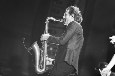 Moskova - 19 Kasım, 2016: popüler grup Parov Stelar performans gösteren canlı müzik show gece kulübünde sahnede. saksafon oyuncu oyun sax sahnede