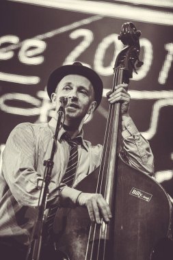 Moskova - 21 Şubat 2015: Billys Band Rock konseri müzik salonunda. Ünlü blues ve rock ve roll grubu canlı sahne alanı'nda ayarla gerçekleştirme.