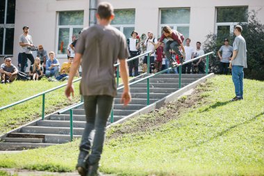 Moskova - 15 Ağustos, 2015: açık saldırgan rollerbladers tamamlama S3t Yarışması. Genç patenci adam Küpeşte üzerinde paten bileme.