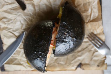 Doğal ham et biftek ve taze sebze ile büyük lezzetli burger. 