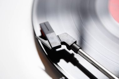 Vintage elektronik pikap vinil kayıtları oyuncu kapatın. HiFi retro hipster, ses meraklısı için tablo açın. Turntable kartuş ve odak kolundan sesi iğne. Yüksek kalitede müzik parçaları çalın