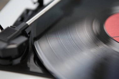 HiFi retro vinil kayıtları oyuncu pikap ile analog ses diski. Yenilikçi, müzik aşığı ve vinil toplayıcı için yüksek kaliteli ses sistemi. Ses cihazı kapatın. Turntable iğne odak