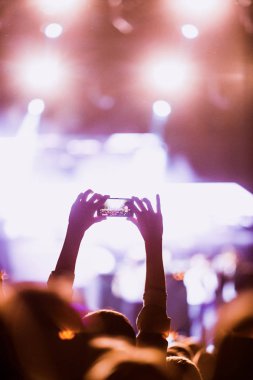 Moskova - 19 Kasım, 2016: müzik fan almak fotoğraf ile kalabalık gece kulübü'konserde akıllı telefon. Kız akıllı telefon ile Mobil fotoğraf gece kulübünde dans pistinde kalabalıktan alır