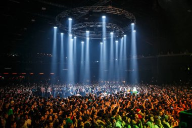 Moskova-4 Kasım 2016: gece kulübünde kalabalık dans pisti. Gece kulübünde büyük canlı müzik gösterisi. İnsanlar konserde eğleniriz. Festivalde büyük bir kalabalık. Favori şarkıcıya hayranları dalga el popüler şarkı şarkı