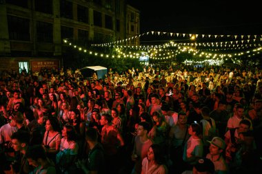 Kiev-11 Temmuz, 2018: Yaz müzik festivali izleyici açık. Bir grup genç insan gece sahne dışında en sevdiğim müzisyen için dinlemede. Yetişkin eğlence olay