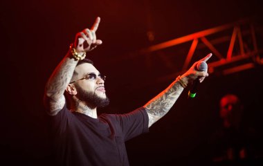 Moskova - 29 Mayıs, 2015: popüler Rus hip hop şarkıcıları L'One ve Timati gece kulübünde büyük konser. Ünlü rapçi canlı müzik kulübünde sahnede ayarla gerçekleştirme. Sahne sanatları olay