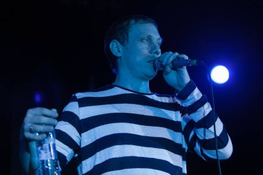 Moskova - 31 Mart, 2016: Rus rap şarkıcısı Vladimir Nigativ 16 ton gece kulübünde müzik albümü Nix Et Nox hediye olarak bilinen Afanasiev