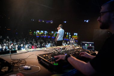 Moskova - 12 Haziran, 2016: hip hop müzik grubu Triada Tur dj müzik ve çizik konser sırasında turntable üzerinde oynamak.