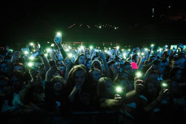 Moskova-30 Mart 2017: genç müzik hayranları büyük kalabalık sahnede favori müzisyen deli olsun. Güvenlik Eskrim rap müzik konser izleyici. Yetişkin gece hayatı eğlence etkinliği