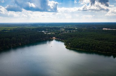 Orman güzel göl. Doğa, seyahat