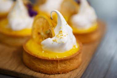 Narenciye ile lezzetli bisküvi tart ve krem yemek. İtalyan pasta Cafe menü öğesini kapatın. Restoranda taze pişmiş tatlı tadını çıkarın. Küçük tatlı dekoratif kek closeup çekim 