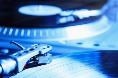 Vinil rekor müzik ile oynarken pikap. 