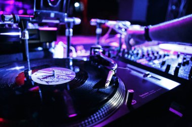Kiev-4 Temmuz, 2018: Retro dj Teknikleri turntable ile vinil kayıtlar müzik salonunda konser sahnede. Elektronik Festivali gece kulübünde profesyonel DJ ses ekipmanları