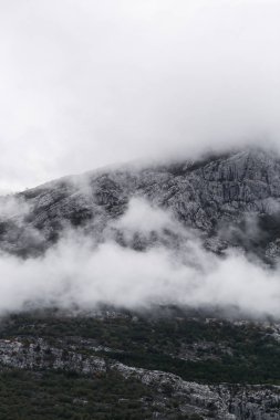 Rocky Dağları Croatia.Beautiful Milli Parkı Bikovo.Natural manzara içinde. Yaz tatil tur için popüler seyahat hedef. Yüksek dağ park'da yürüyüş gitmek. Yanlış bulutlu hava, sıkıcı gökyüzü