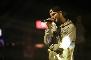 Moskova - 4 Kasım, 2016: gece kulübü kalabalık dans pistine. Müzikal konser gösterisi sırasında tam gece kulübü. İnsanlar iyi eğlenceler. Müzik eğlence olay, fanlar tadını çıkarın