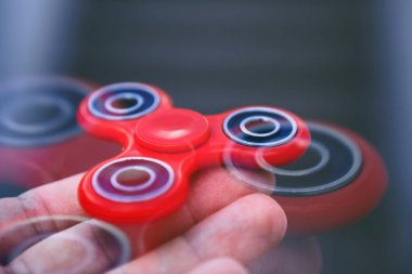 Çocuk oyun ile modern parmak spinner becerikli alet. Seçme kıpır yatakları balance oyunu oynamak ve tepki geliştirmek için aygıtta spinner. Modaya uygun taşınabilir iplik oyuncak erkek elinde
