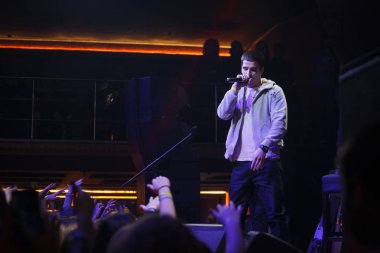 Moskova - 14 Ekim, 2016: Rus rap şarkıcısı Kravz gece kulübü Moskva sahnede büyük konser. Feduk gösteri ısınma üzerinde rap Mc