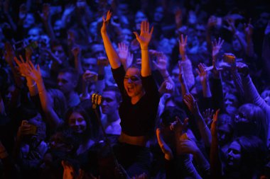 Moskova - 22 Şubat, 2017: büyük hip hop müzik Festivali gece kulübü. Müzik grubu Miyagi ve Endshpiel gece kulübünde konser. Konser kalabalık müzik için iyi eğlenceler. Gece hayatı eğlence olay Club