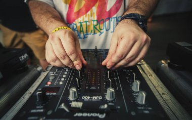 Kiev-30 Haziran, 2018: Club dj mix müzik parti izler. Hip hop DJ Panchez gece kulübünde dans partisi şarkı çalış. Eller iskambil müzisyen konser Sahne Alanı'nda ayarla