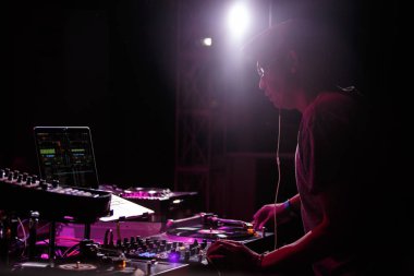 Kiev-4 Temmuz, 2018: Ünlü davul ve bas disk jokey Ltj Bukem canlı müzik gece kulübünde sahnede ayarla