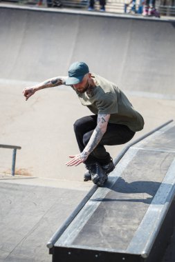 Kiev - 15 Nisan, 2018: agresif satır içi skate Yarışması açık skatepark içinde. Genç kaykaycı çocuk demiryolu üzerinde rulman ağızları ile biler..